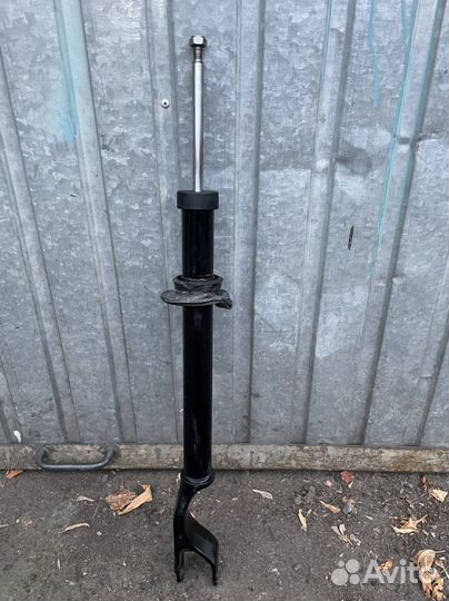 Стойка амортизатора передняя левая Mercedes W213