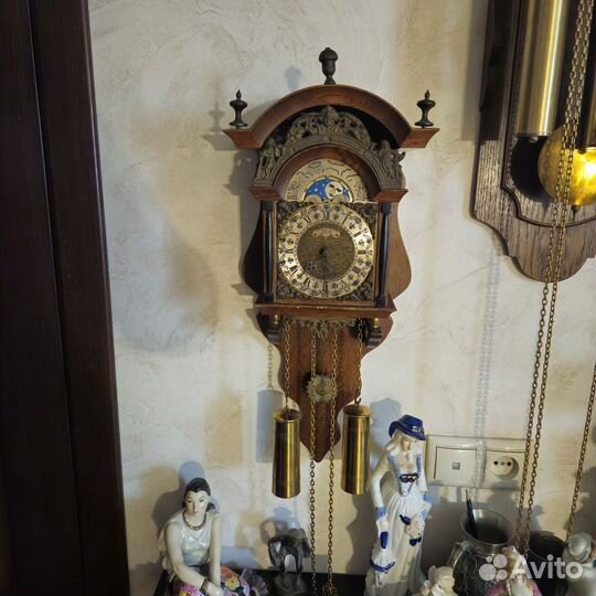 Старинные, настенные, маятниковые часы.Голландия