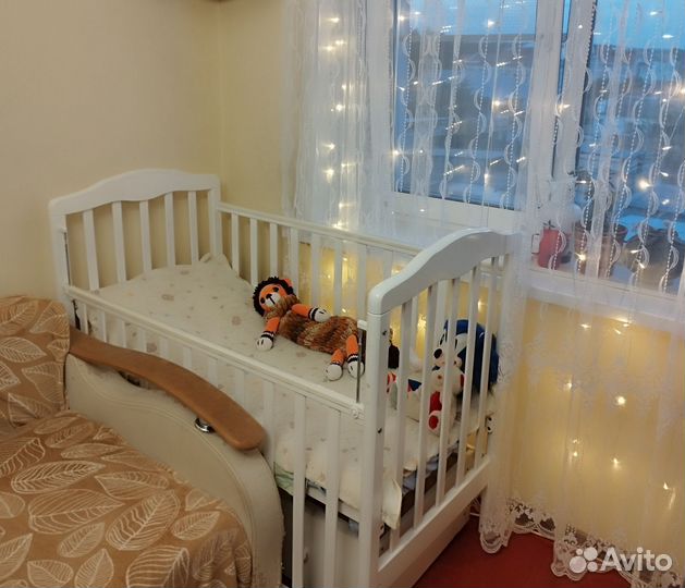 Детская кроватка с маятником и ящиком