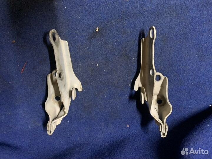 Петля капота Toyota Mark 2 JZX105 1JZ-GE 1997