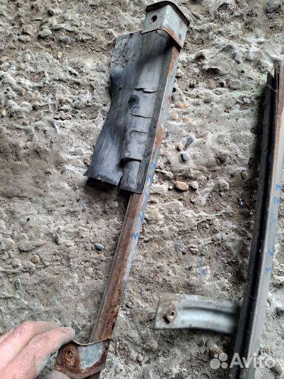 Направляющий стекла задний левый Nissan Serena c23