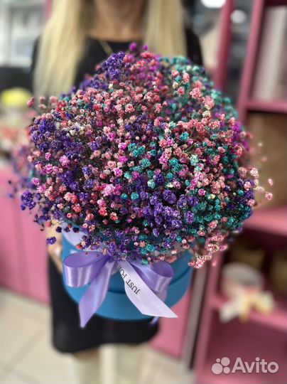 Коробка с радужной гипсофилой