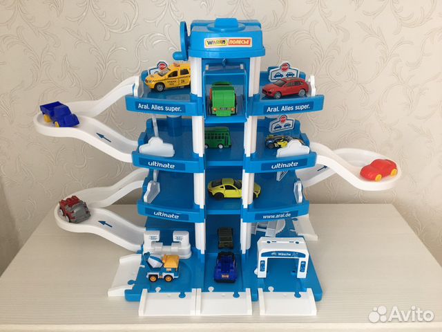Детская игрушка парковка