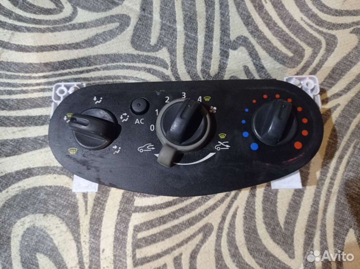 Панель управления климатом Рено Логан