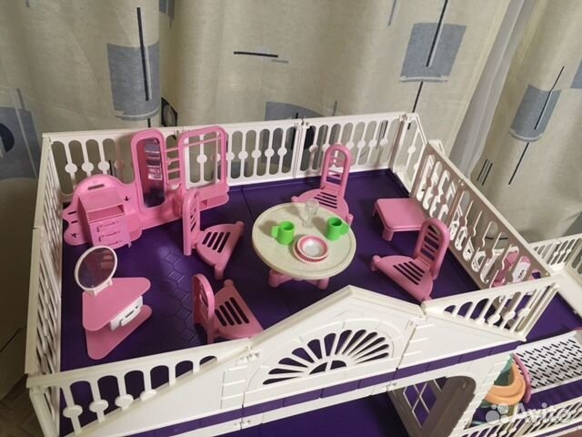 Большой кукольный домик с мебелью