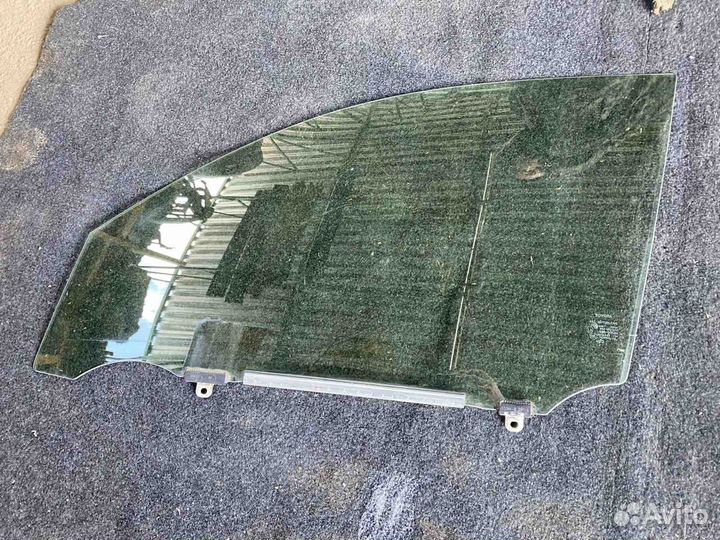 Стекло левое переднее Toyota Camry 40