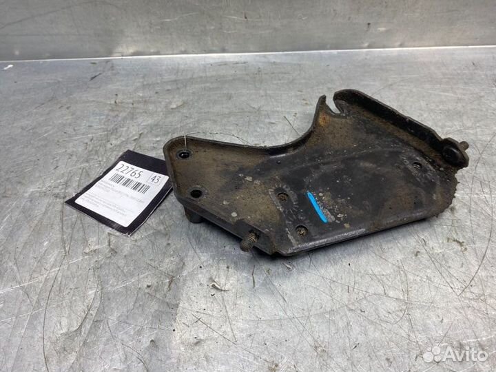 Кронштейн двигателя передний Volkswagen Passat B5