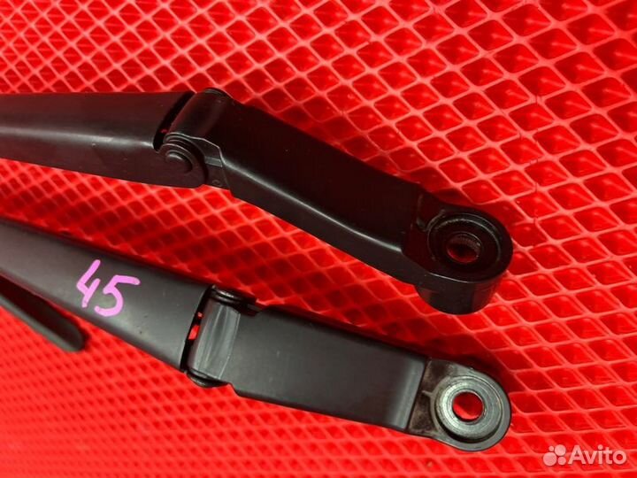 Поводок стеклоочистителя передний Toyota Spade