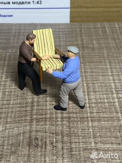 Фигурка 2 грузчика 1:43