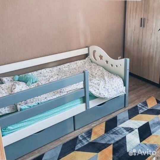 Детская кровать с бортиком