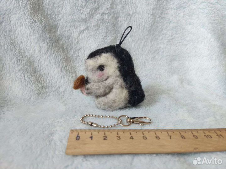 Игрушка брелок ежик из шерсти