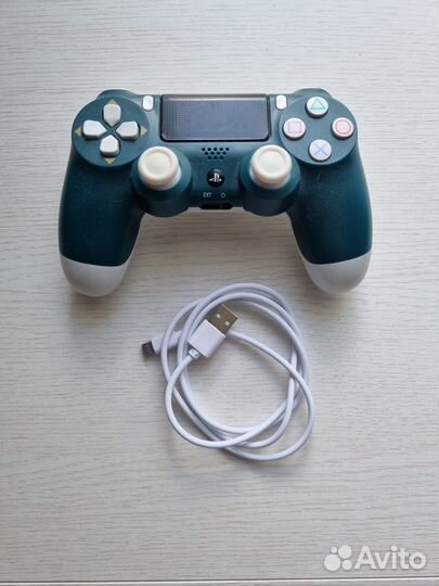 Продам белую PS4 PRO бу