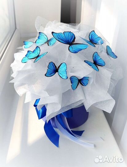 Букет из бабочек в круглой коробке