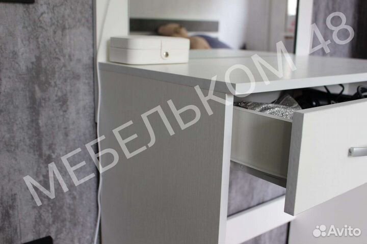 Туалетный столик с зеркалом и подсветкой