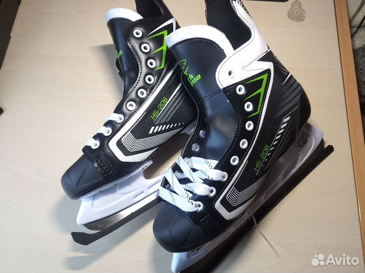 Стильные ледовые коньки black aqua