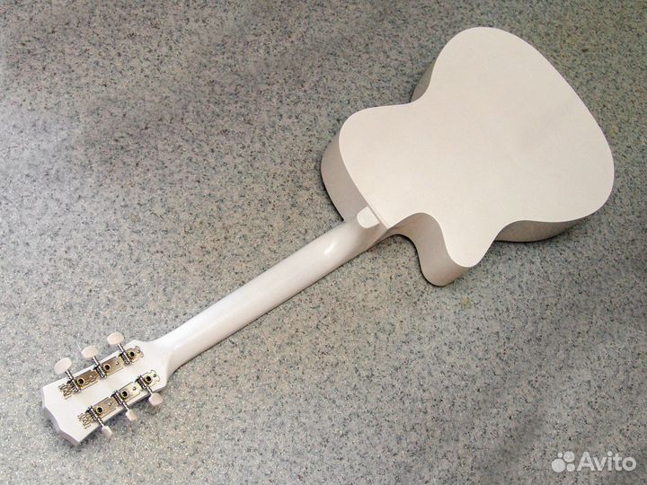 Гитара белого цвета