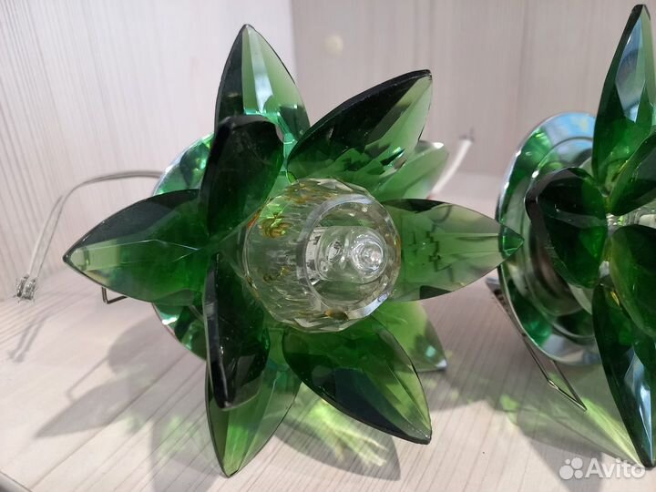 Светильники кувшинки, зеленые, светят ярко