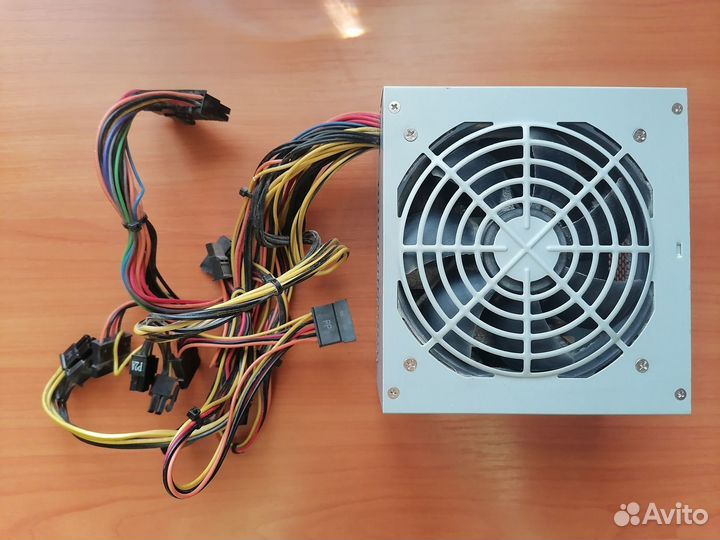 Корпус для компьютера с комплектующими запчастями