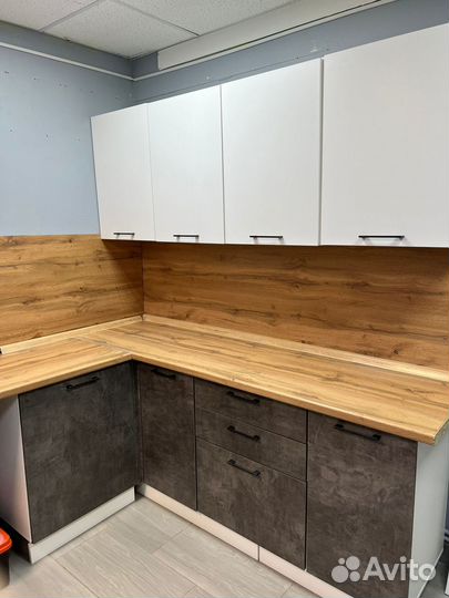 Кухонный гарнитур выставочный образец