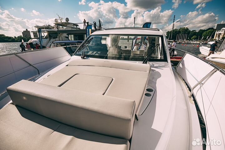 Моторная яхта Sealine C335 V