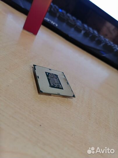 Процессор Intel i3 8100