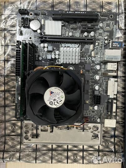 Материнская плата с процессором и памятью