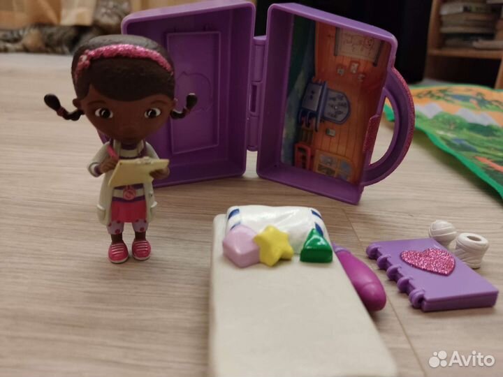 Кукла-фигурка Доктор Плюшева с чемоданом