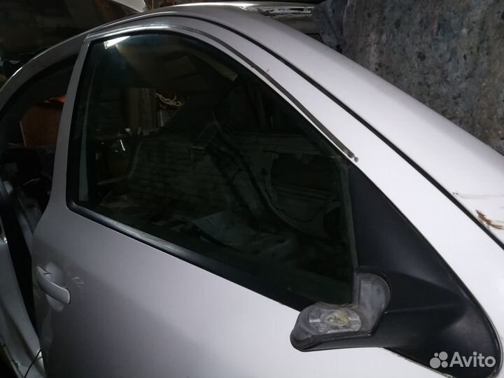 Стекло двери Skoda Octavia A5