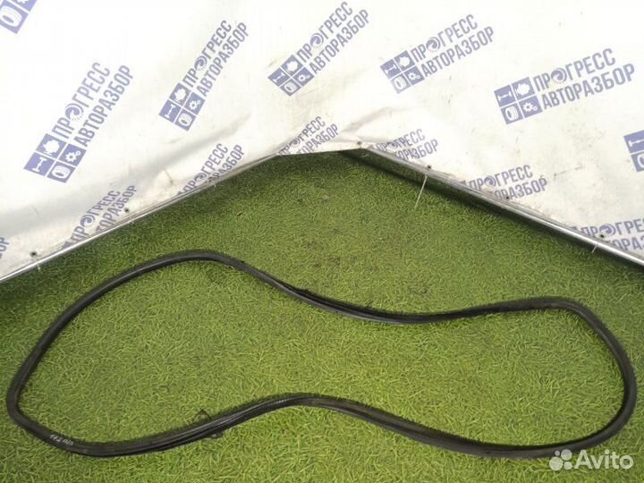 Уплотнительная резинка боковой двери передняя