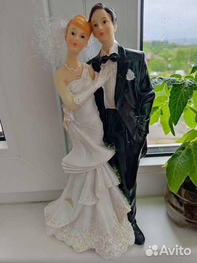Статуэтки молодоженов
