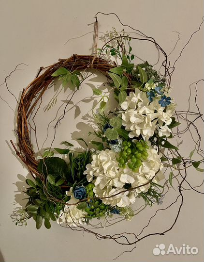 Композиция из искусственных цветов, венок на дверь