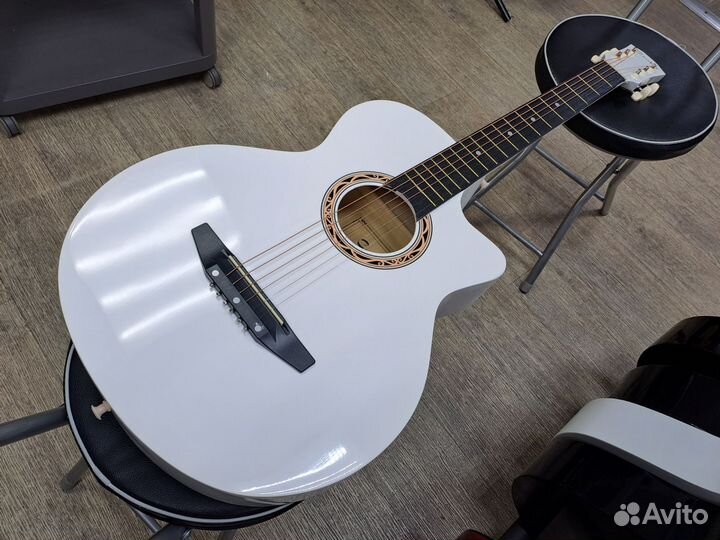Гитара акустическая белая с металлическими струн
