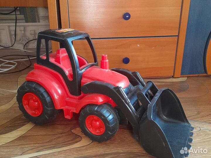 Трактор с ковшом