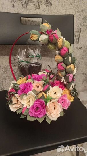 Корзина с чаем и цветами из конфет