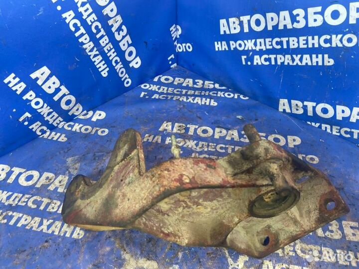 Кронштейн энергоаккумулятора. Renault Magnum