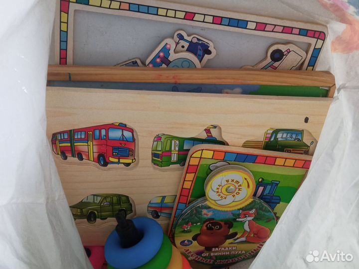 Игрушки и детские книги