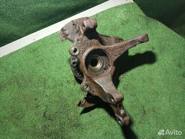 Поворотный кулак левый Опель Корса д