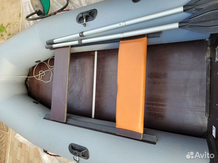 Надувная лодка с мотором 