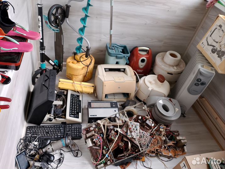Кучу техники и радиодеталей