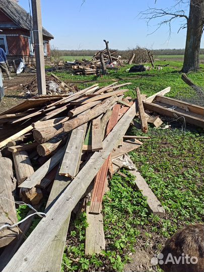 Старые доски, бревна и шифер