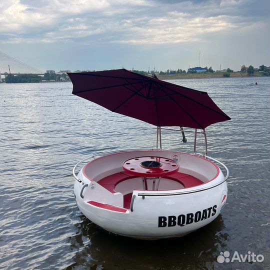 Лодка с мотором и грилем барбекю бухлоход