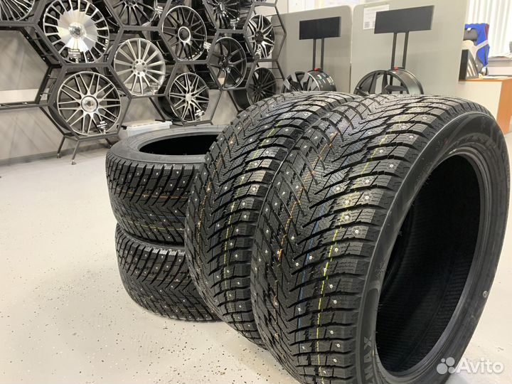 Zmax Winternova Stud II 245/40 R19 98T