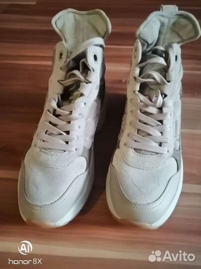 Кроссовки женские 38 размер б/у, почти новые