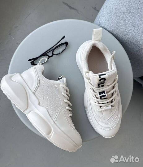 Кроссовки женские