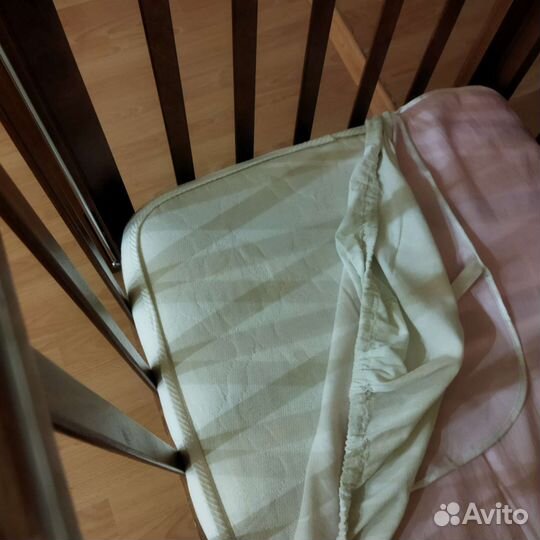 Детская кроватка с поперечным маятником