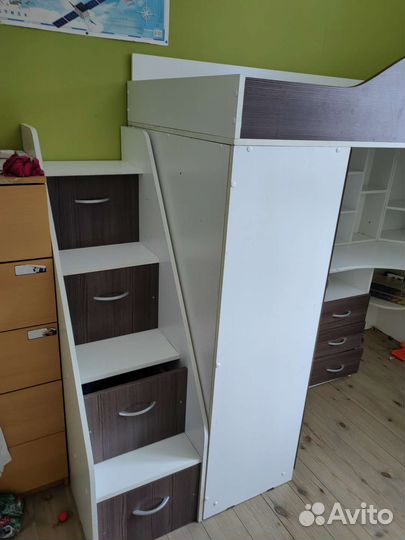 Кровать чердак со столом и шкафом