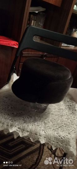 Мужская шапка и женская