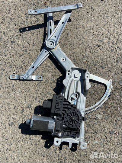 Стеклоподъемник левый передний на Опель Астра Н