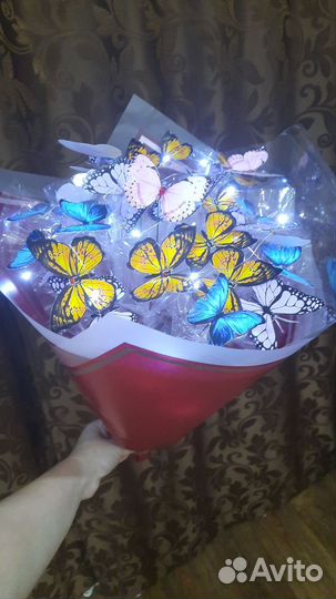 Букет из бабочек, и роз