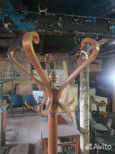 Деревянная вешалка